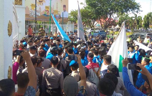 Mahasiswa BEM UIR Blokir Jalan, Nyaris Bentrok dengan Polisi